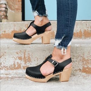 🆕Listing! Lotta t-strap clogs size 38